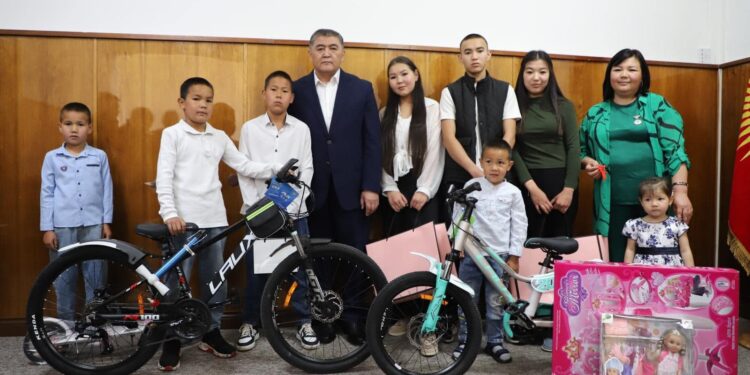 Ташиев көп балалуу жалгыз бой энеге Токмоктон батир белек кылды