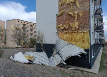 Балыкчыда катуу шамал көп кабаттуу үйдүн жылуулаткыч темирин учуруп кетти