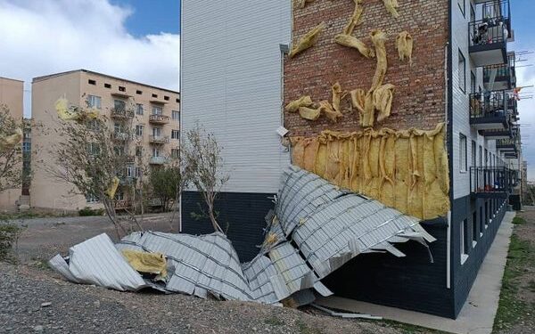 Балыкчыда катуу шамал көп кабаттуу үйдүн жылуулаткыч темирин учуруп кетти