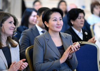 Айгүл Жапарова балдардын рак оорусу менен күрөшүү боюнча семинарга катышты