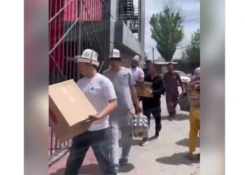 Милиция активисттер менен бирге чет өлкөлүк студенттерге азык-түлүк жеткиришти