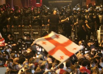 Тбилисиде наарызылык акцияга чыккандарды таратуу үчүн желим ок колдонулду