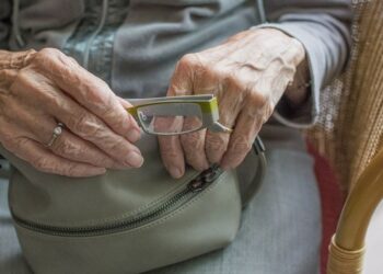 «Ата-энесин бакпаган адам мамлекетке кызмат кылып жарытпайт». Депутат карылар үйүндөгү карылар тууралуу маселе көтөрдү