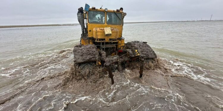 Ошто Кызыл-Суу дарыясынын деңгээли көтөрүлүп, жолду каптады