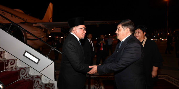 Малайзиянын премьери Кыргызстанга расмий сапар менен келди