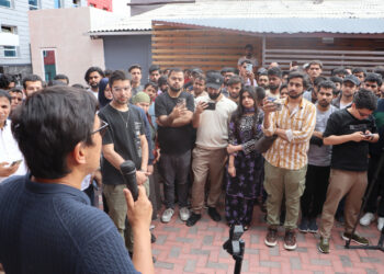 Байсалов Пакистан студенттеринин жатаканасына барып, бейбаштар үчүн кечирим сурады