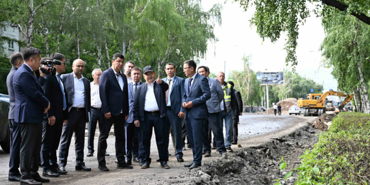 Акылбек Жапаров Бишкектеги жолду оңдоо иштери күнү-түнү жүрүшү керектигин айтты