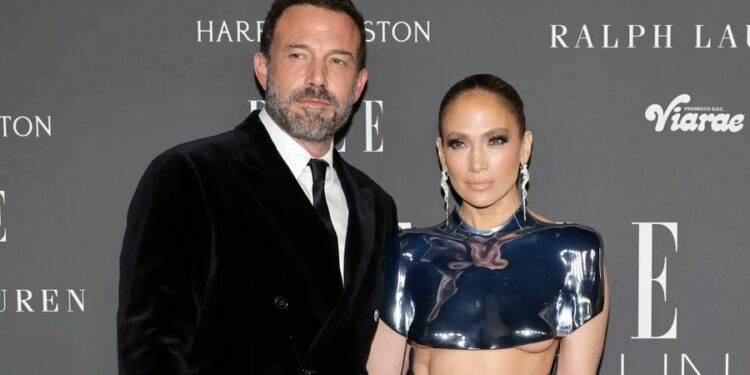 Кайрадан жанган сүйүү бүттүбү? Бен Аффлек менен Женнифер Лопес ажырашканы жатышат