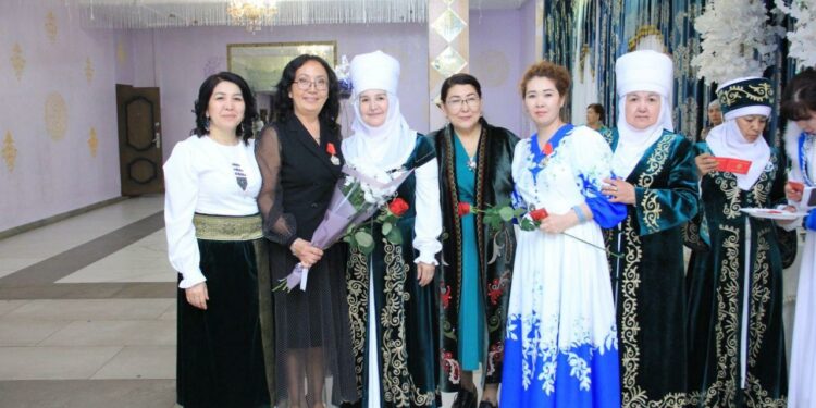 «Ар бири Курманжан даткага тете». Москвада 100дөн ашуун энелердин катышуусунда иш-чара өттү