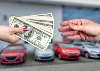 «Кытайдан унаа алып келем деп 332 миң доллар алган». Бишкекте алдамчылыкка шектүү кармалды