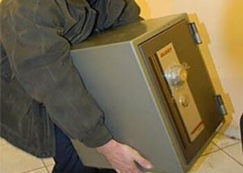 Сокулукта дүкөндөн сейф уурдалган. Ири суммадагы акча уурдоого шектүүлөр кармалышты