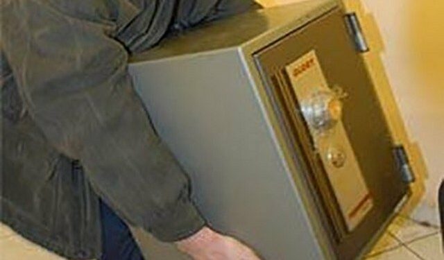 Сокулукта дүкөндөн сейф уурдалган. Ири суммадагы акча уурдоого шектүүлөр кармалышты