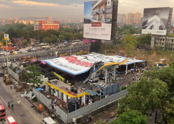 Индияда катуу шамалдан жарнамалык такта кулап, 8 киши каза болду