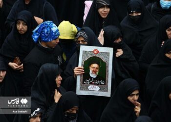 Тик учак кырсыгында каза болгон Ирандын президенти менен коштошууга миңдеген адамдар келип жатат