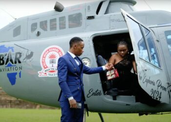 Оозуңуз Ошту карашы мүмкүн! Африканын бүтүрүүчүлөрүнүн кечеси баарын чаңда калтырат