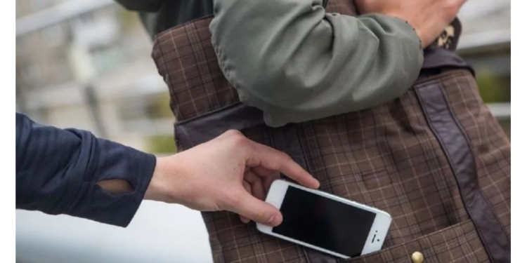 360тан ашуун уюлдук телефон, ноутбук жана планшет… Чөнтөк уурулар менен «иштешкен» шектүүлөр кармалды