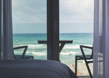 Италияда туристти деңиздин өзү менен эмес, сүрөтү менен алдашкан