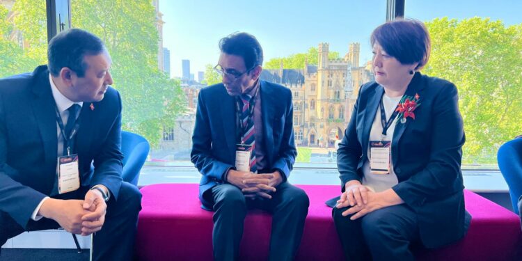 Кыргыз жана Пакистан билим берүү министрлери жолугушту