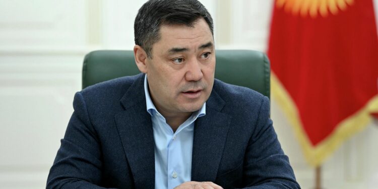 Садыр Жапаров: «Паспорт мафиясынан миллиарддар чөнтөккө түшөт экен»