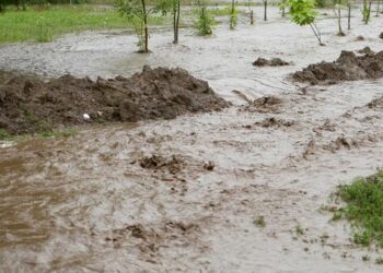 Ошто Папан-Лаглан жолунда сел жүрдү