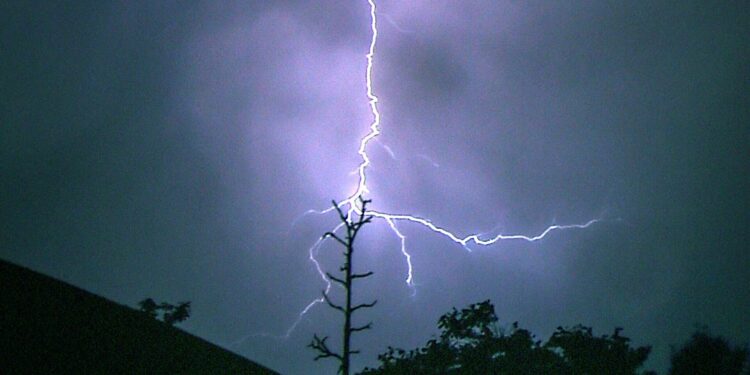 Бишкекте чагылгандан атчан адамдын көз жумушу. Мэриянын маалыматы