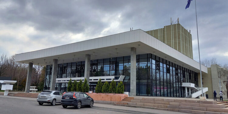 Июнь айында Кыргыз драма театрында кайсы спектаклдер коюлат?