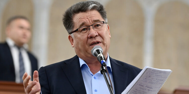 Депутат Таштанбеков: «Сойкулук кылган кыздарды 15 жылга кесип жиберген туурабы?»