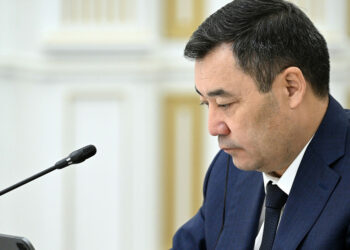 Садыр Жапаров селдин кесепетинен каза болгондордун жакындарына көңүл айтты