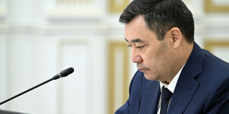 Садыр Жапаров селдин кесепетинен каза болгондордун жакындарына көңүл айтты