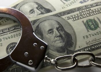 УКМК жетекчилиги менен байланышка жамынып, 550 миң доллар опузалоого шектүүлөр кармалды