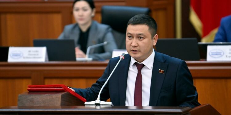 Депутат Калпаев селден жабыркагандарга бир күндүк маянаны бөлүп берүүнү сунуштады