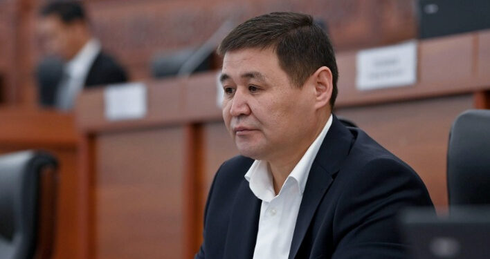 Депутат Ташиев: «Судьялар кыргыз тилин билиши керек жана туугандары соттолгон болбошу керек»