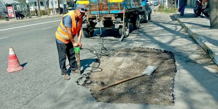 Бишкектеги жолду оңдоо: Тургундардын арызына карабай, түнү да иштөө тапшырылды