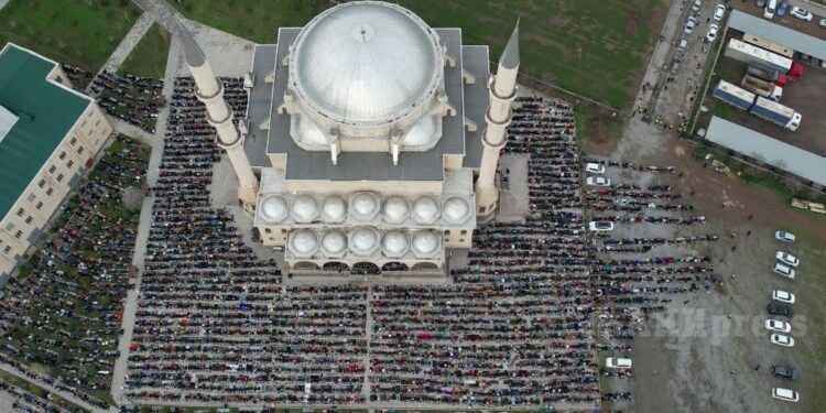 Бишкек жана Ошто коомдук транспорт Айт намазга элди бекер ташыйт