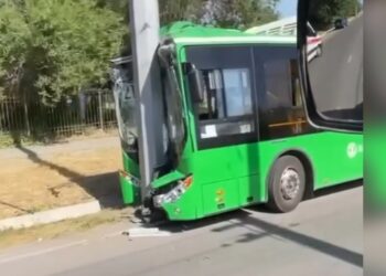 Бишкекте №216 каттамдагы автобус мамыны сүздү