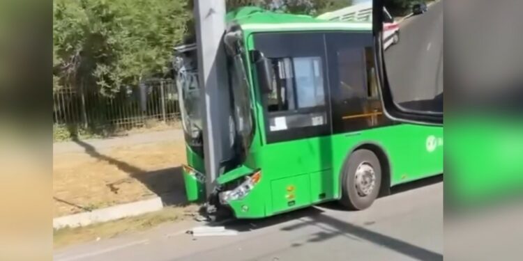 Бишкекте №216 каттамдагы автобус мамыны сүздү