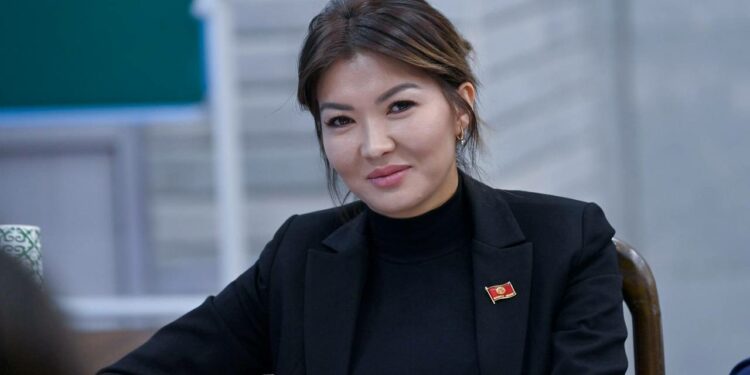 «Бүтүн Кыргызстан» Айгүл Айдарованы аталган фракциядан чыгарды