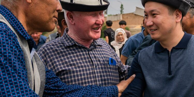 «Ыраазычылык билдирүү үчүн келдим». Депутат Калпаев Баткенде тургундар менен жолугушуу өткөрдү