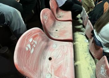 Бишкектеги стадиондун нааразычылык жараткан отургучтары жаңыланып жатат