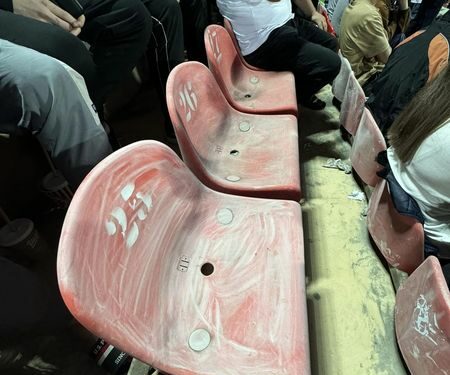 «Сөзсүз Камчыбек Ташиевди белгилеш керекпи?». Стадионго келгендер отургучтарга нааразы болушту