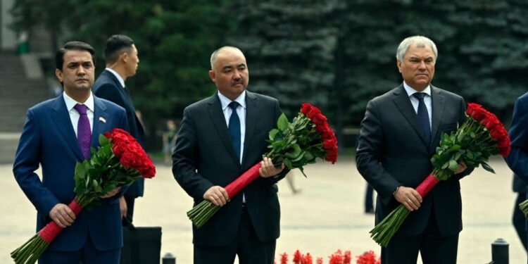 Шакиев Алматыда Улуу Ата Мекендик согуштун курмандыктарын эскерди