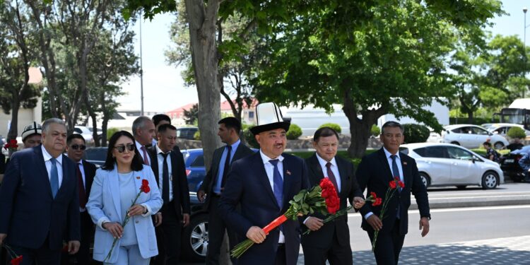 Шакиев Баку шаарындагы Чыңгыз Айтматовдун эстелигине гүл койду