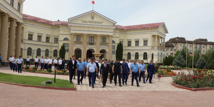 Курманкул Зулушевди кесиптештери кандай узатышты? Фото, видео