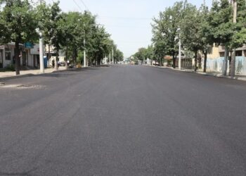 Бишкектин Ахунбаев көчөсүнүн бир бөлүгүнө асфальт басылды