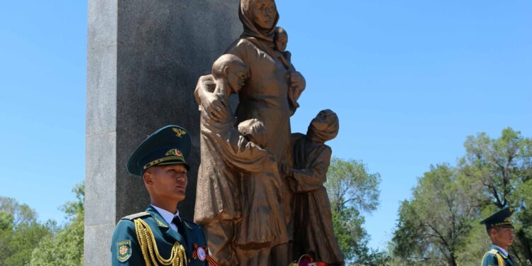 Ленинград курчоосунда калган 150 баланы баккан Токтогон Алтыбасаровага арналган эстелик ачылды