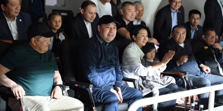 Садыр Жапаров Айгүл Жапарова менен беттешти көрүүгө келди