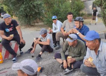 «Пейилиңерден айланам». Бишкектин жолун оңдоп жаткан жумушчуларга тамак жана суусундук алып барышты