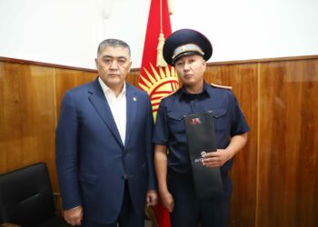 Ташиев бүгүн жумушка келе жатып патрулдук милиция кызматкерин сыйлады