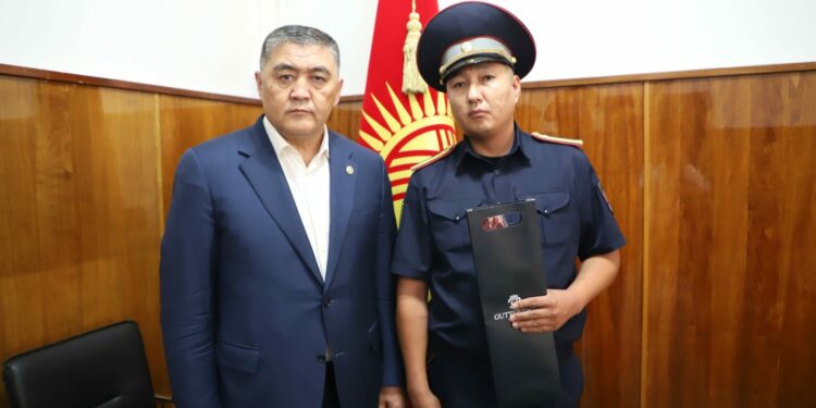 Ташиев бүгүн жумушка келе жатып патрулдук милиция кызматкерин сыйлады