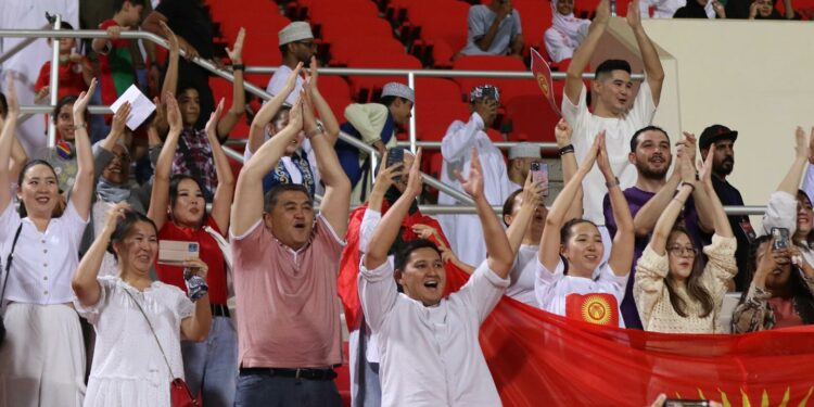 Ташиев уулу менен стадиондо. Курамага дем-күч болгон күйөрмандар…